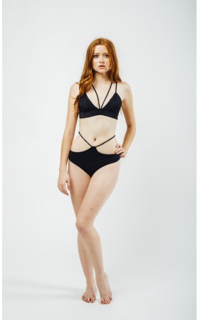 Ascend Solid Seamless Paneled Triangle in Black